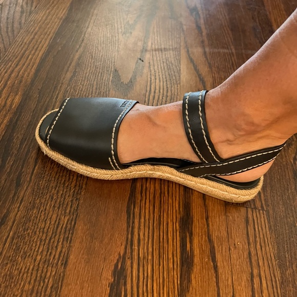 Prada Sandals: fit size 8 1/2- 9 . Great timeless pair - Picture 5 of 6